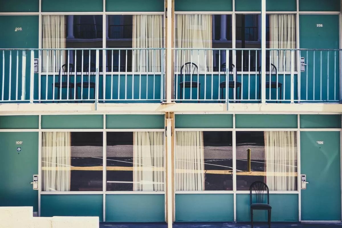 balkony i okna w budynku