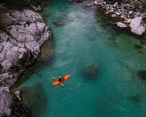 kajak na wodzie, rzeka socza, słowenia
