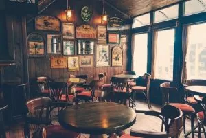 puste stoliki w pubie