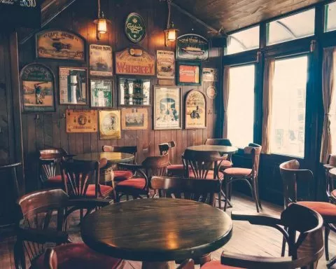 puste stoliki w pubie