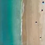 plaża i morze widziane z góry