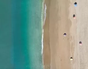 plaża i morze widziane z góry