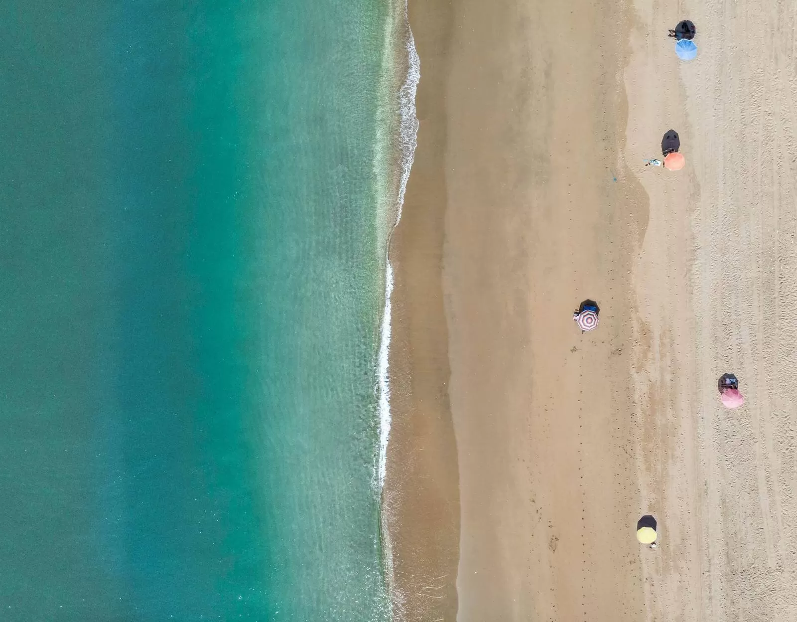 plaża i morze widziane z góry
