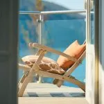 fotel stojący na balkonie