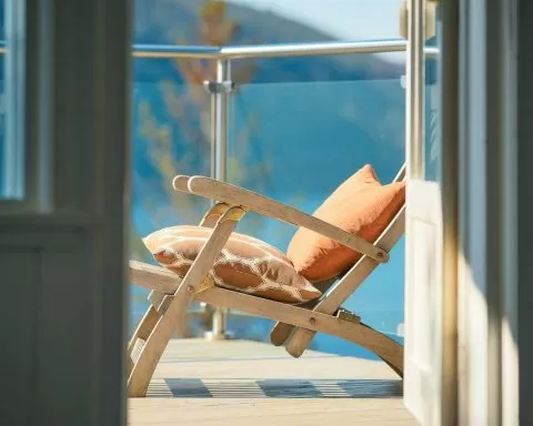 fotel stojący na balkonie