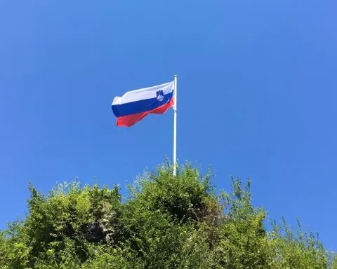 flaga słowenii na tle niebieskiego nieba