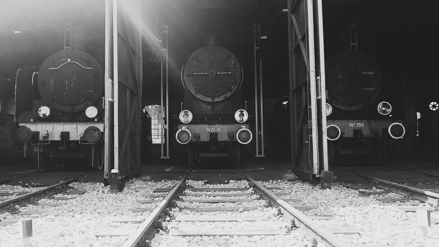 trzy lokomotywy parowe