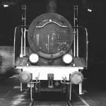 parowóz widziany od przodu w parowozowni w Wolsztynie