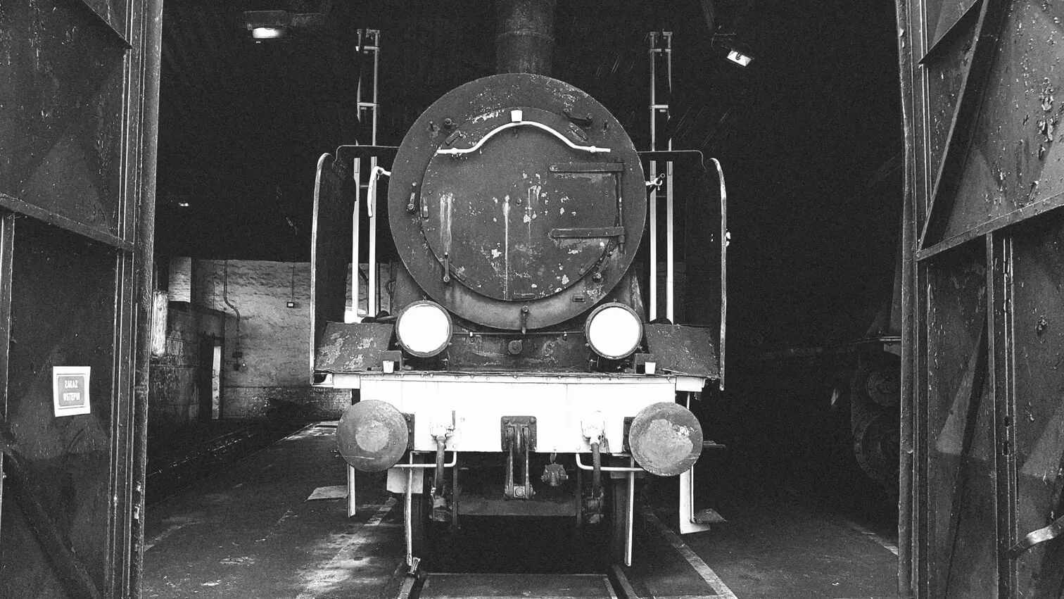 parowóz widziany od przodu w parowozowni w Wolsztynie