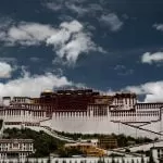 pałac w Lhasie na tle nieba