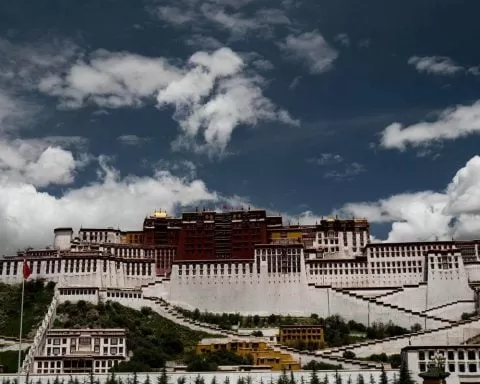 pałac w Lhasie na tle nieba