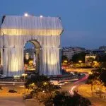 łuk triumfalny zawinięty w tkaninę