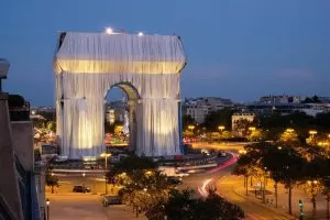 łuk triumfalny zawinięty w tkaninę