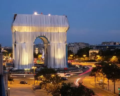 łuk triumfalny zawinięty w tkaninę