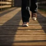 nogi osoby spacerującej