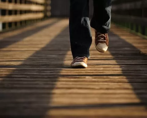 nogi osoby spacerującej