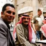 mężczyźni siedzący przy stoliku w kawiarni w Syrii w Aleppo