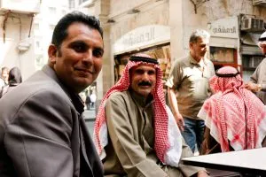 mężczyźni siedzący przy stoliku w kawiarni w Syrii w Aleppo