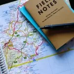 notes i długopis leżący na mapie, planowanie podróży