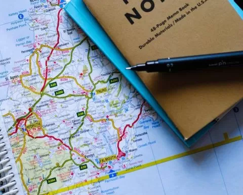 notes i długopis leżący na mapie, planowanie podróży