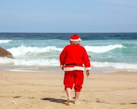 święty Mikołaj idący po plaży