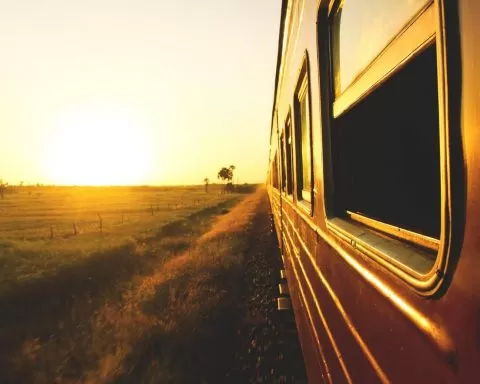 pociąg jadący przez pustą przestrzeń, Sri Lanka