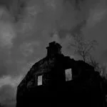 opuszczony dom na tle ciemnego nieba