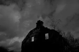 opuszczony dom na tle ciemnego nieba