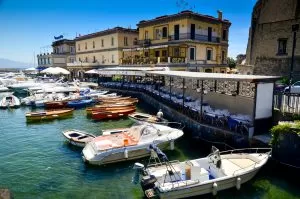 łodzie w porcie jachtowym w Neapolu