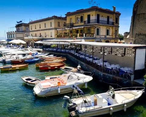 łodzie w porcie jachtowym w Neapolu