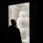 dziecko oglądające rzeźbę snowman w bazylei