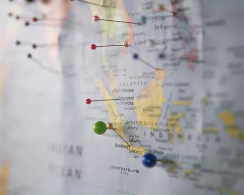 mapa ścienna z zaznaczonymi pinezkami miejscami