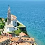 widok na wieżę kościoła w Izola, Słowenia