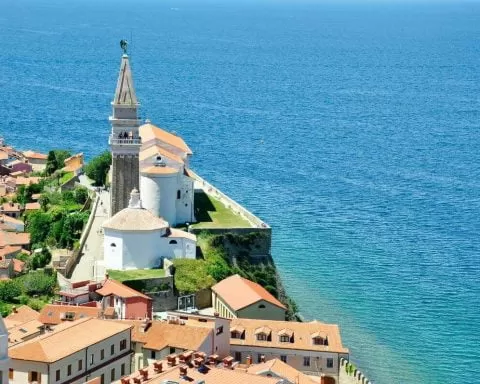 widok na wieżę kościoła w Izola, Słowenia