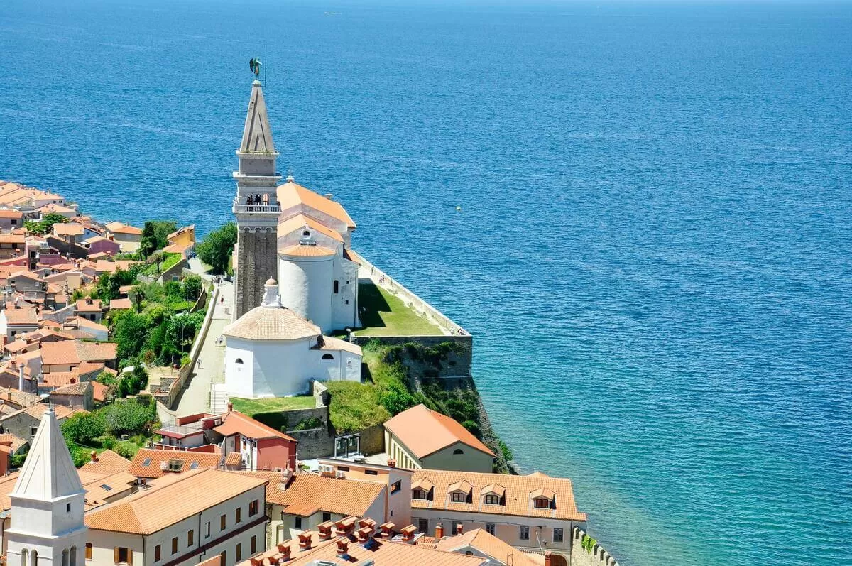 widok na wieżę kościoła w Izola, Słowenia