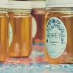 słoiki z miodem stojące na stole