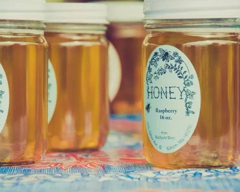słoiki z miodem stojące na stole