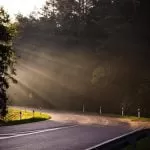 pusta ulica w promieniach słońca o poranku