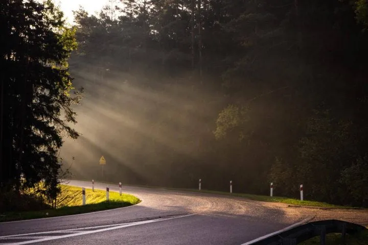 pusta ulica w promieniach słońca o poranku