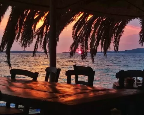 zachód słońca nad morzem w Grecji