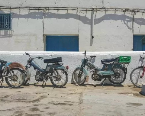 djerba, motory stojące przy ścianie