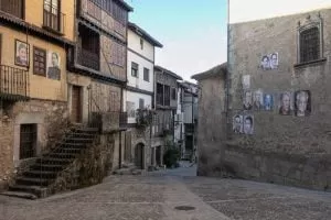 ulica w miasteczku Mogarraz, Hiszpania