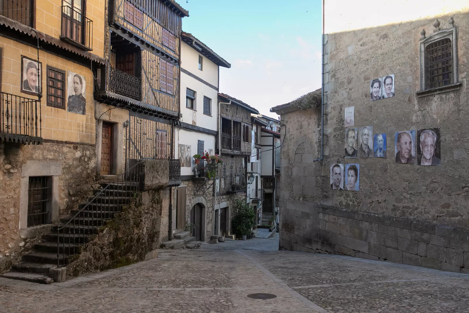 ulica w miasteczku Mogarraz, Hiszpania