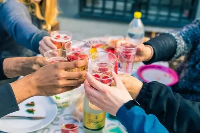 Podczas midsommar leje się alkohol i zjadane są całe kilogramy truskawek