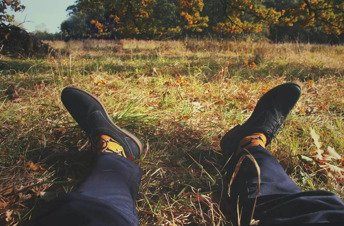 człowiek leżący na trawie