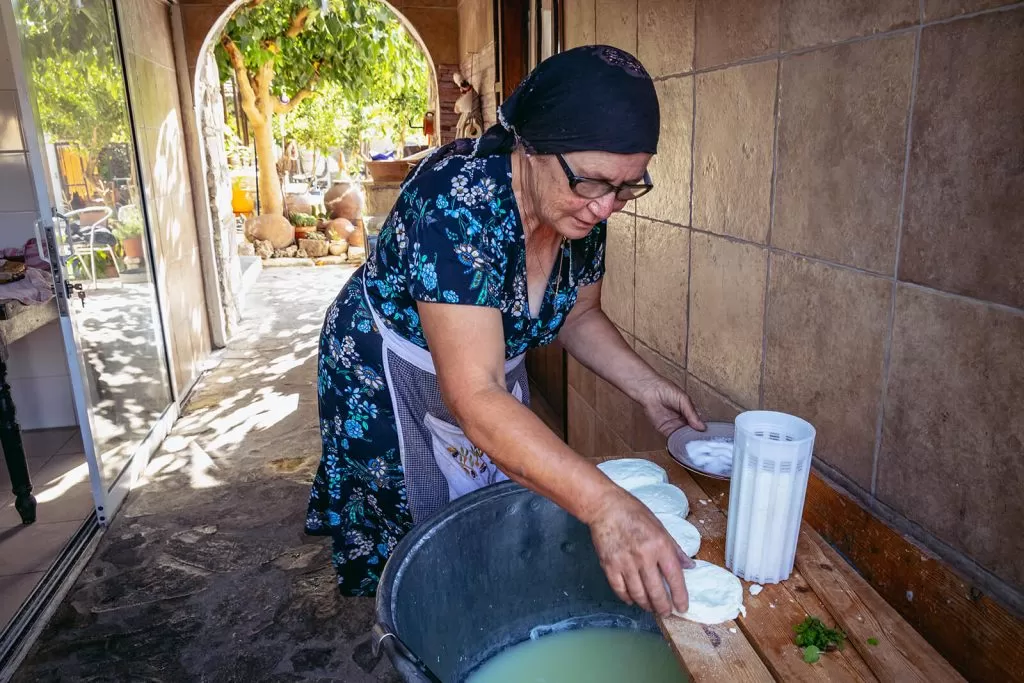 co jeść na cyprze? halloumi