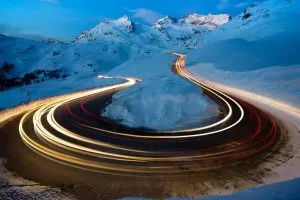 droga i światła samochodów w alpejskiej scenerii