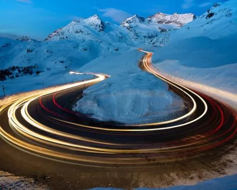 droga i światła samochodów w alpejskiej scenerii