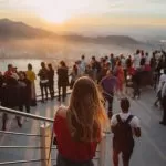 tłum turystów w popularnym miejscu