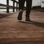 chodzenie, mężczyzna idący po drewnianym pomoście